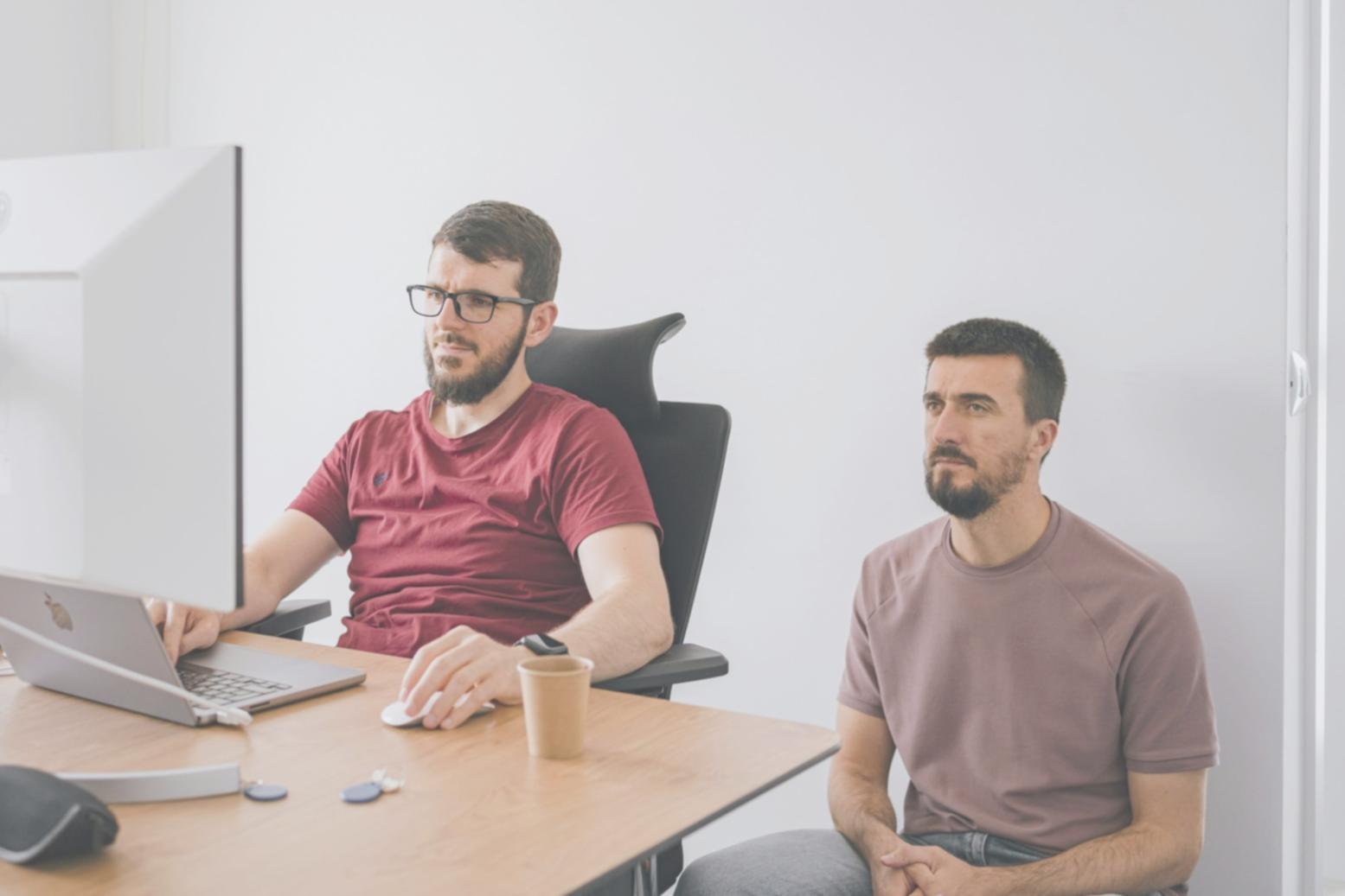 Team bei strategischer Arbeitssitzung